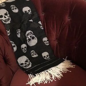 Magaschoni Throw Skulls Black White Fringe Edge
